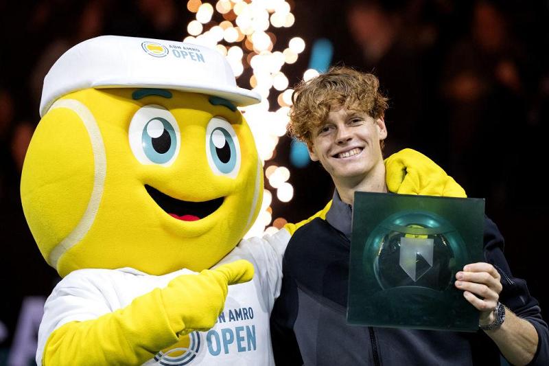 Jannik Sinner festeggia il titolo a Rotterdam con la mascotte del torneo (Getty Images)