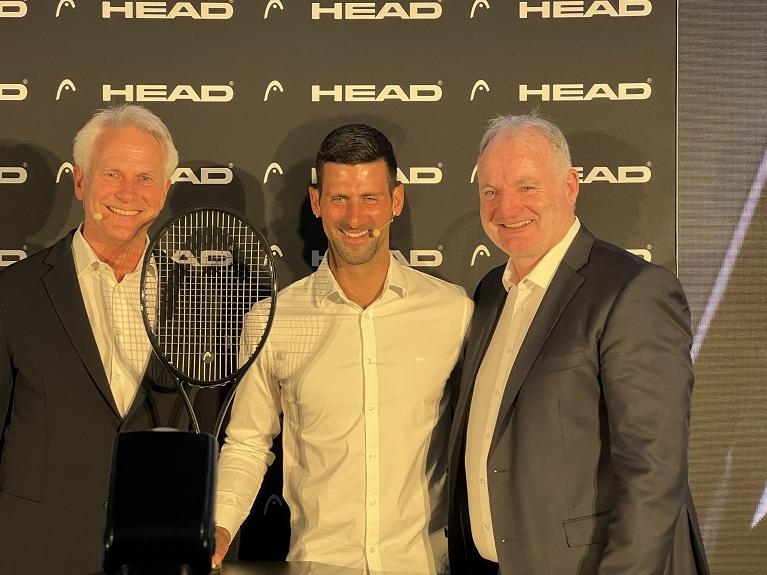Novak Djokovic con Ottmar Barbian, vice presidente esecutivo di Head e Thomas Bischof, responsabile dello sviluppo delle racchette dei Pro