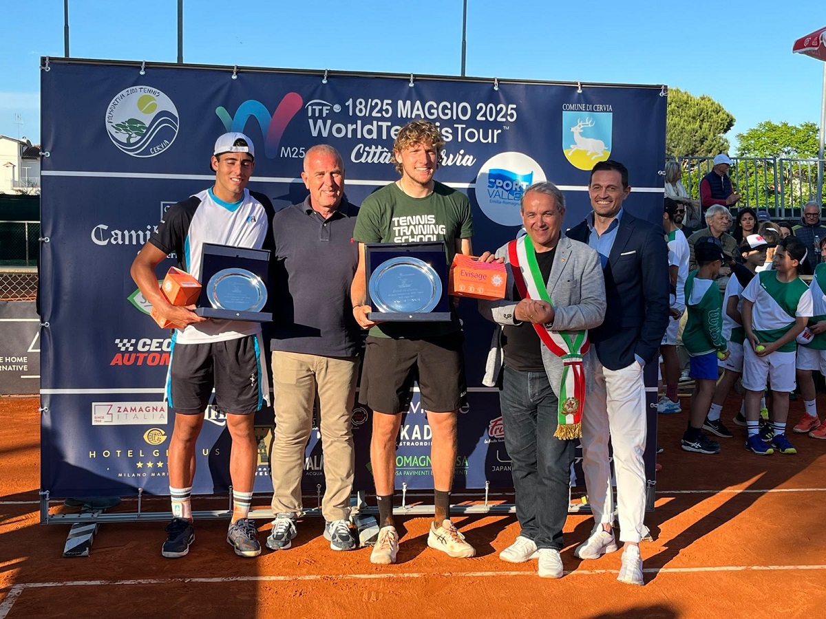 La premiazione di Cervia con il finalista Filippo Romano ed il vincitore Jacopo Berrettini