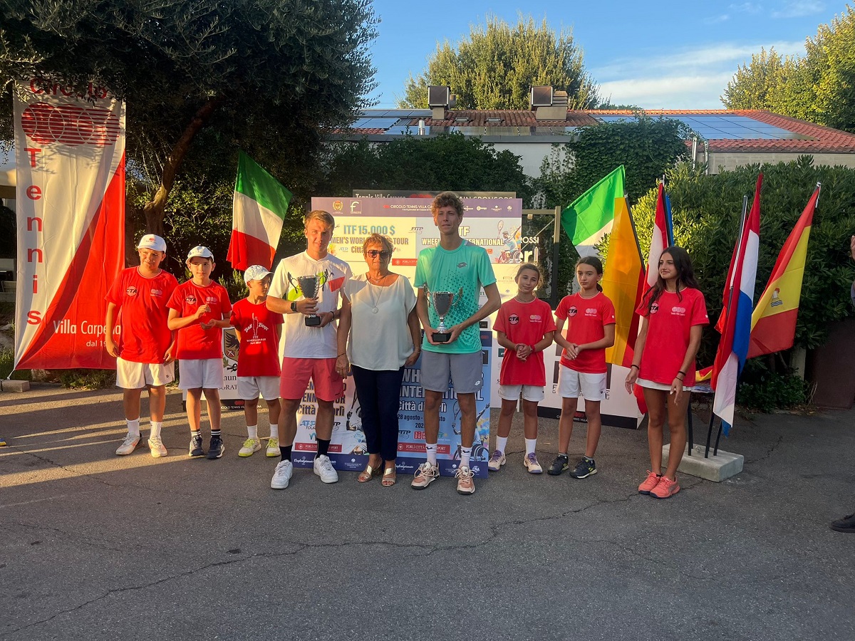 La presidente del Villa Carpena Forlì Angela Bonoli premia i vincitori del doppio Jacopo Bilardo e Nicolò Ciavarella