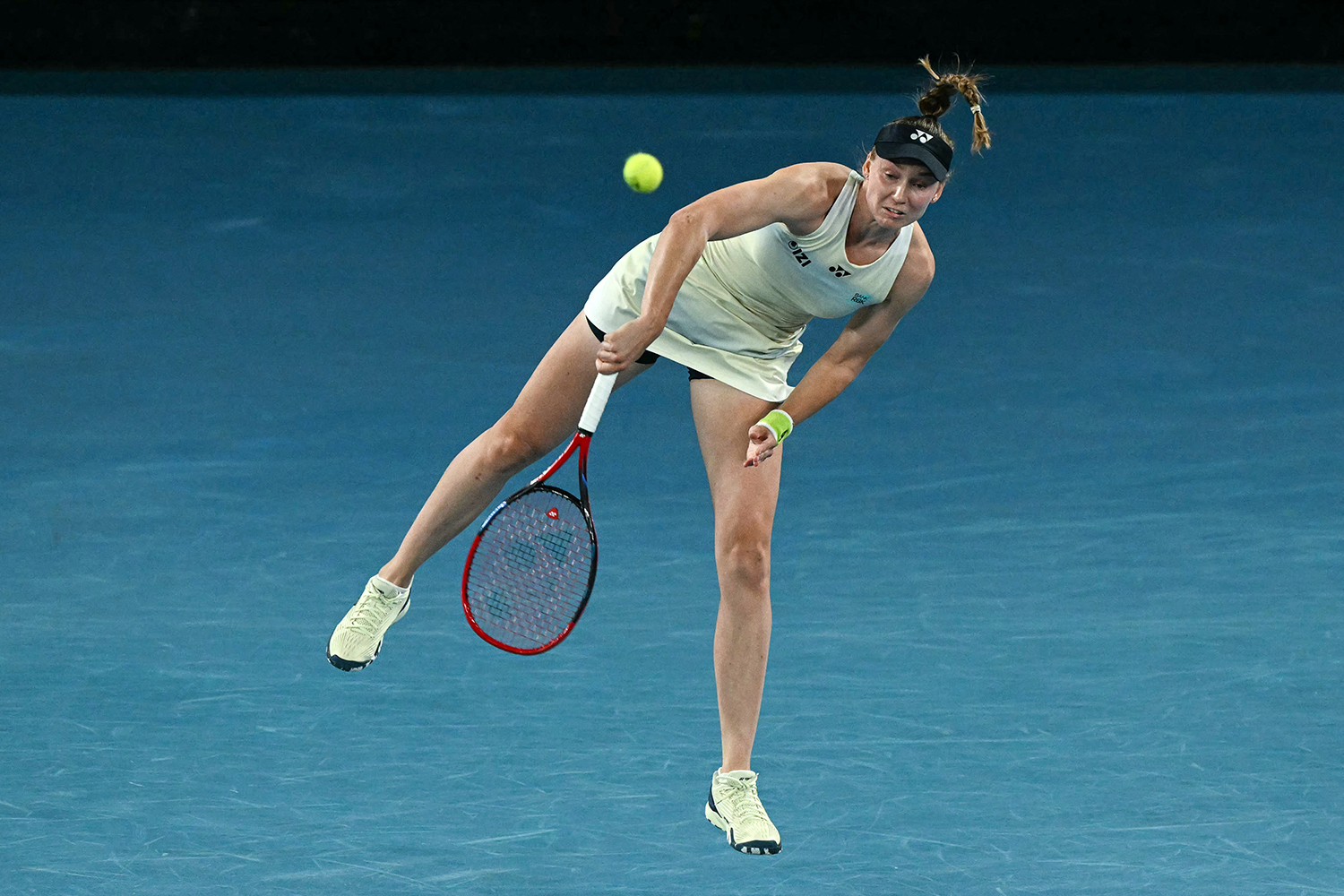 Elena Rybakina al servizio (foto Getty Images)