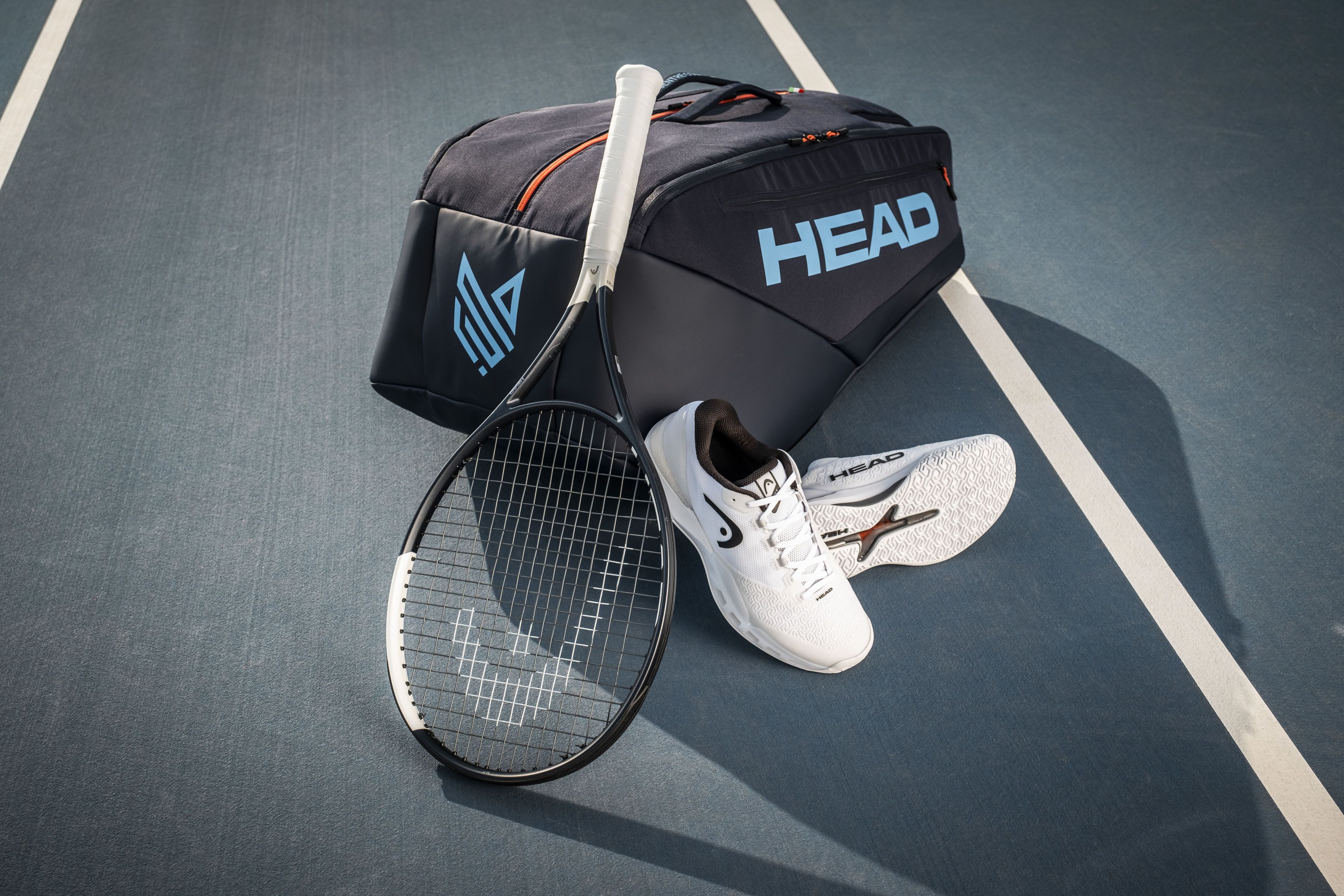 La nuova Head Speed con il nuovo borsone dove spicca il logo di Sinner