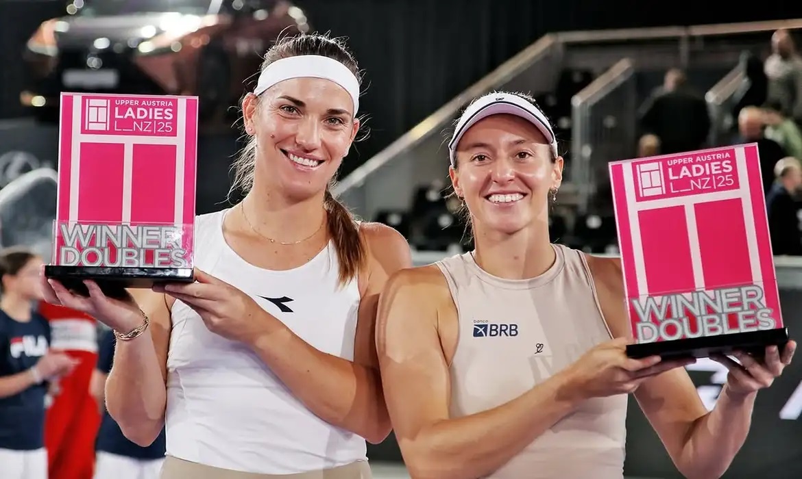 Timea Babos e Luisa Stefani con il trofeo di Linz 2025, il primo conquistato dall'ungherese e dalla brasiliana in coppia (foto Instagram WTA Linz)