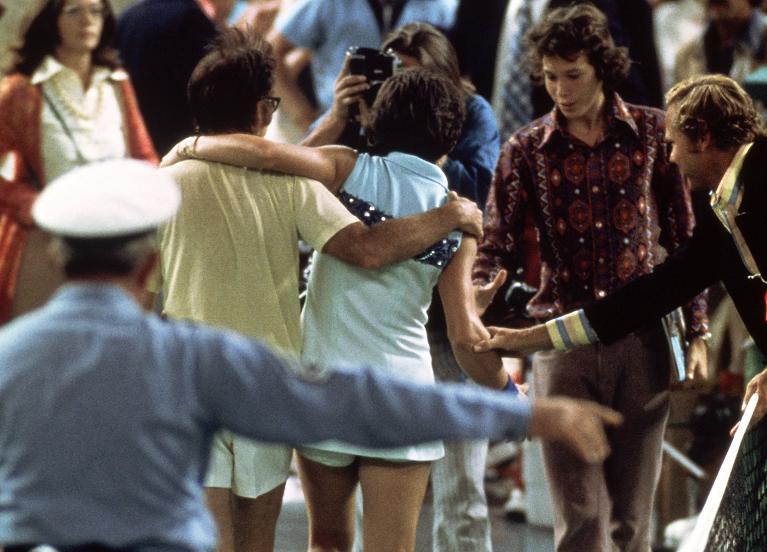 Bobby Riggs e Billie Jean King lasciano il campo dopo la 
