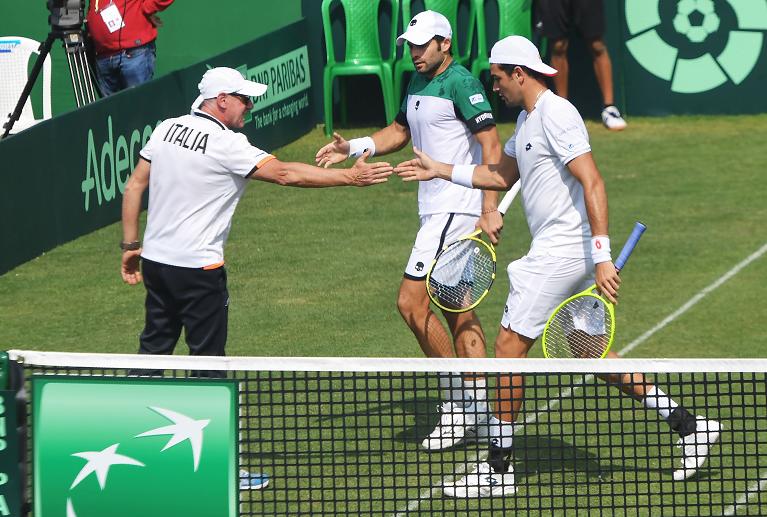 Barazzutti stretta di mano con Berrettini e Bolelli