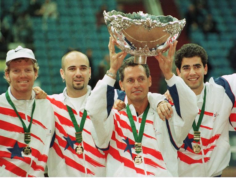 Il dream team Usa con Jim Courier Andre Agassi il capitano Tom Gullikson e Pete Sampras