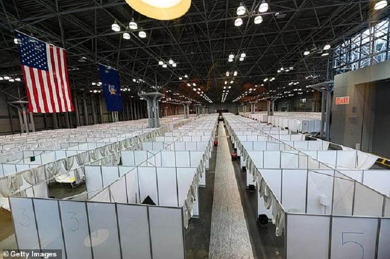 I reparti improvvisati allo Javits Center di New York come quelli in allestimento al Billie Jean King Tennis Center
