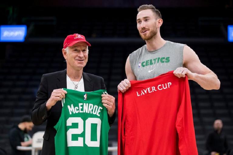 John McEnroe scambia la sua maglia della Laver Cup con la canotta di John Wayward dei Boston Celtics