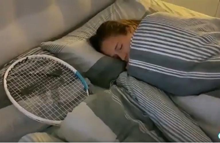 Daria Kasaktina dorme con la racchetta