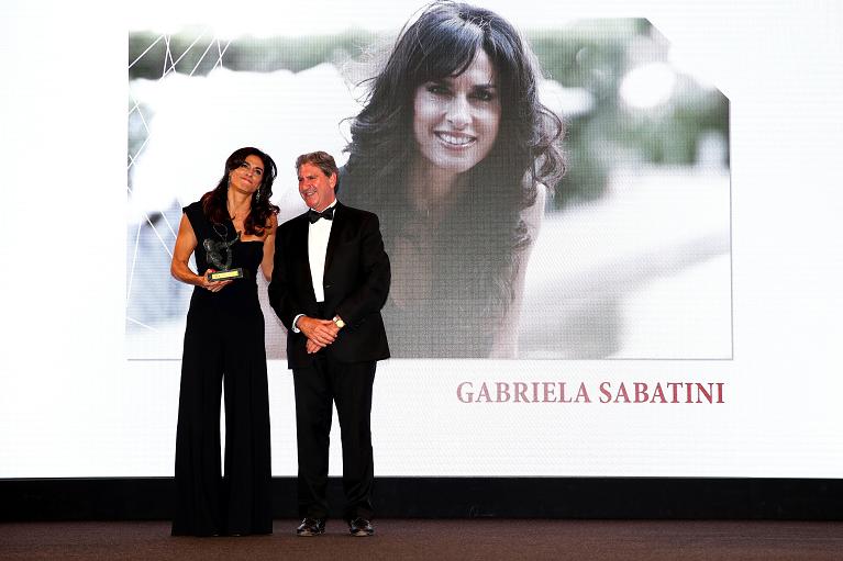 Gabriela Sabatini premiata dal presidente ITF Haggerty nel 2019 al Roland Garros