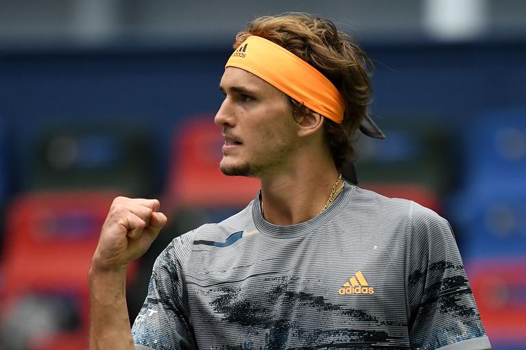 Alexander Zverev esulta ha battuto Federer a Shanghai