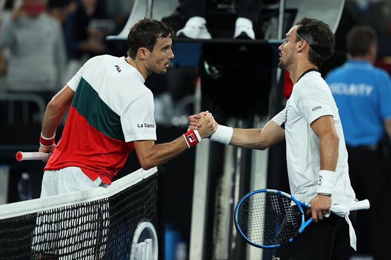 Fabio Fognini stringe la mano all'argentino Guido Pella battuto al terzo turno degli Australian Open