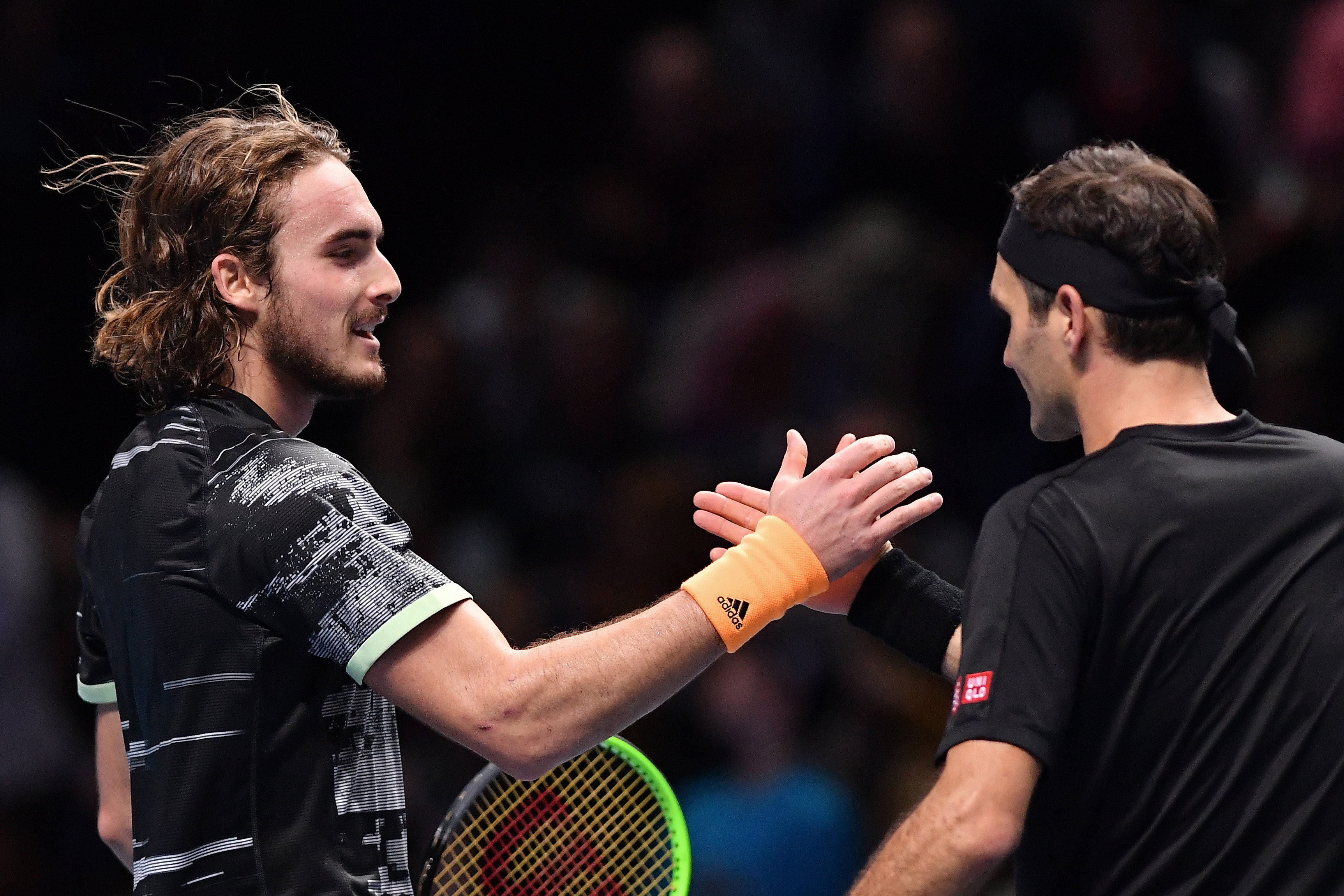 Tsitsipas da favola: batte Federer e vola in finale a Londra