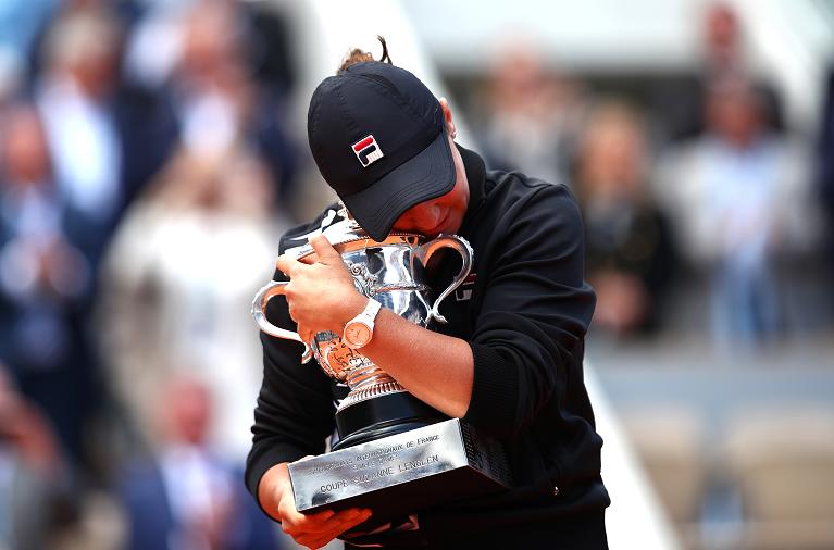 Con il trofeo vinto al Roland Garros 2019