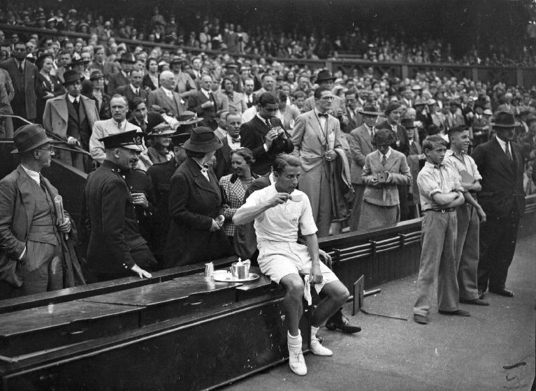 Bunny Austin si prende un the sul Centre Court di Wimbledon