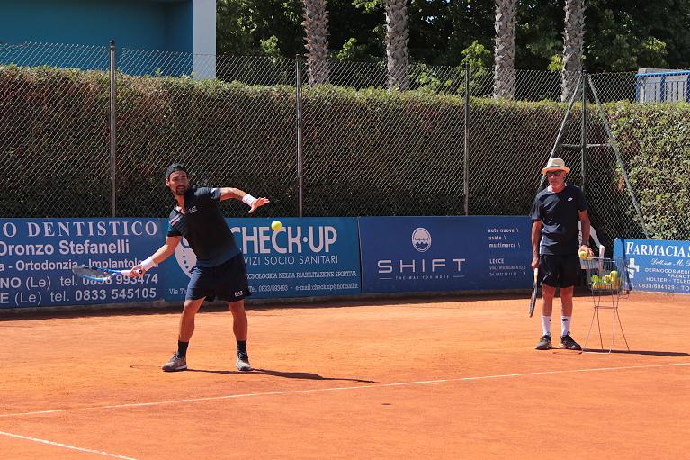 Fabio Fognini si allena sotto l'occhio vigile di Corrado Barazzutti