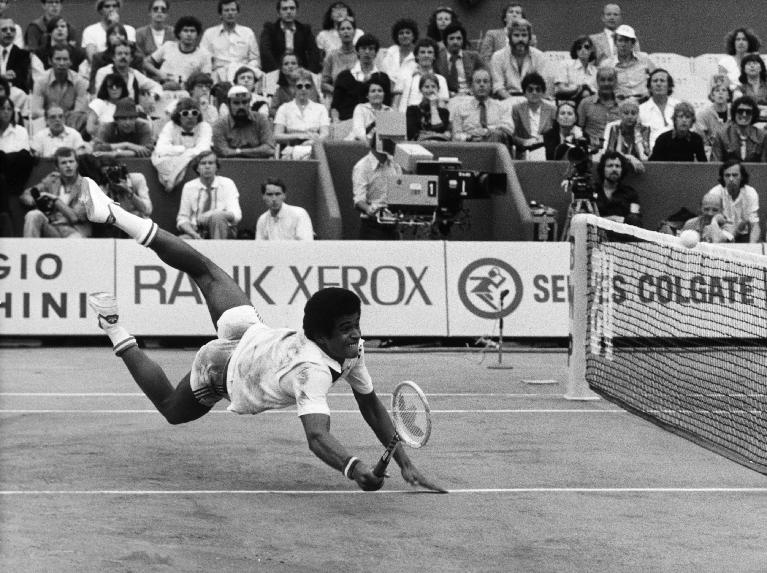Yannick Noah e le sue doti acrobatiche quando aveva solo 19 anni