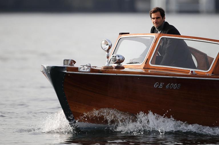Si parla insistentemente di un film sulla rivalità tra Federer e Nadal, ma qui Roger sembra pronto per un prossimo James Bond