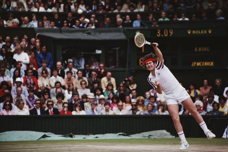 John McEnroe al servizio dopo 3 ore e 9 minuti di gioco nella finale di Wimbledon 1980