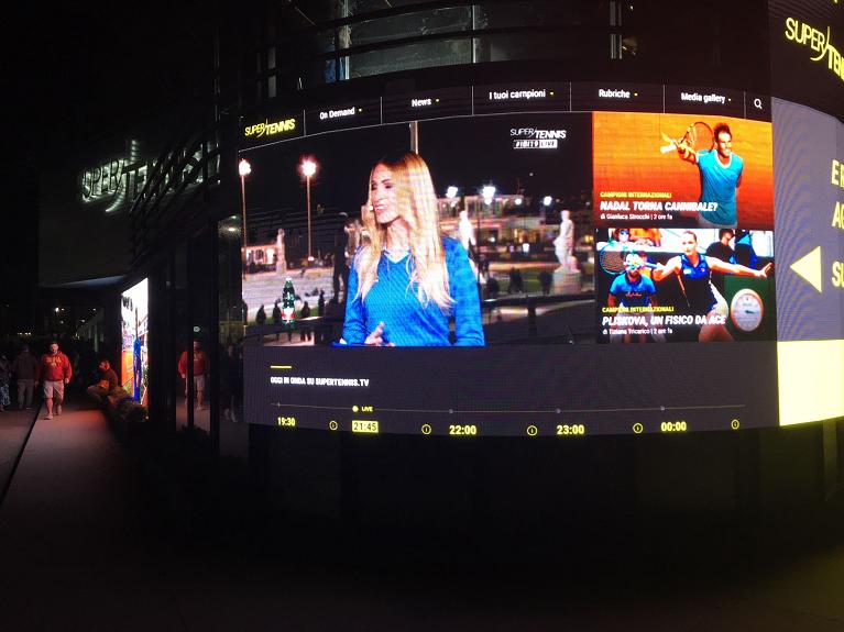 il sito Supertennis sul ledwall al Foro la sera