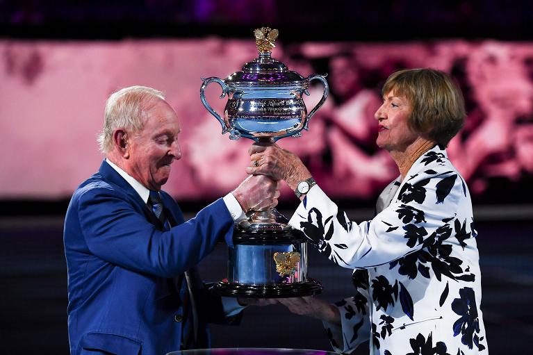 Rod Laver consegna il trofeo celebrativo a Margaret Court a 50 anni dalla sua impresa, la realizzazione del Grande Slam. Solo lei , Maureen Connolly e Steffi Graf ci sono riuscite