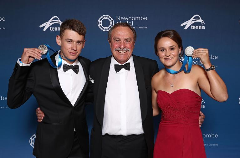 John Newcombe con Alex De Minaur e Ashleigh Barty premiati con la sua medaglia