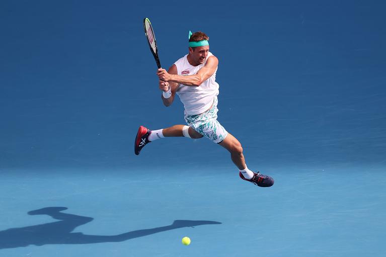 Un rovescio in volo di Tennys Sandren