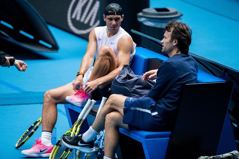 Rafael Nadal in allenamento a Melbourne con il coach Carlos Moya