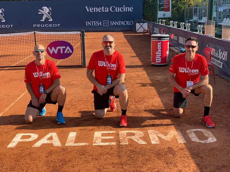 Il team degli incordatori al torneo Wta di Palermo, da sinistra: Davide Carnemolla, Marco Rossani e Paolo Facci