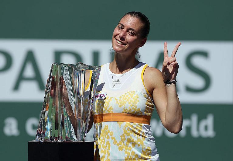 Flavia Pennetta con il trofeo conquistato a Indian Wells 2014