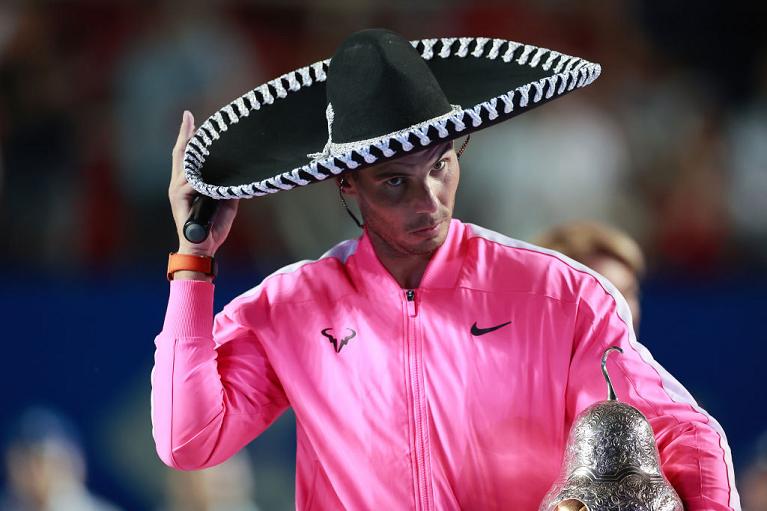 Rafa Nadal con il tipico sombrero nella premiazione di Acapulco