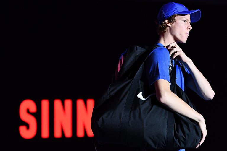 Jannik Sinner con borsone