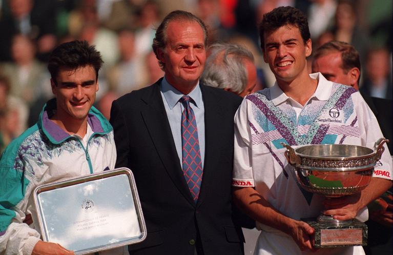 Sergi Bruguera vincitore a Parigi nel 1994 con Alberto Berasategui e il re di Spagna Juan Carlos