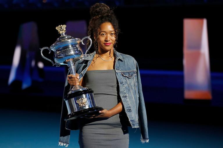 Naomi Osaka con il trofeo dell'Australian Open