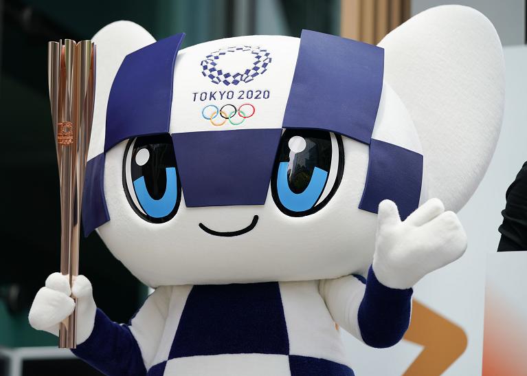 La mascotte di Tokio 2020 Miraitowa con la fiaccola olimpica