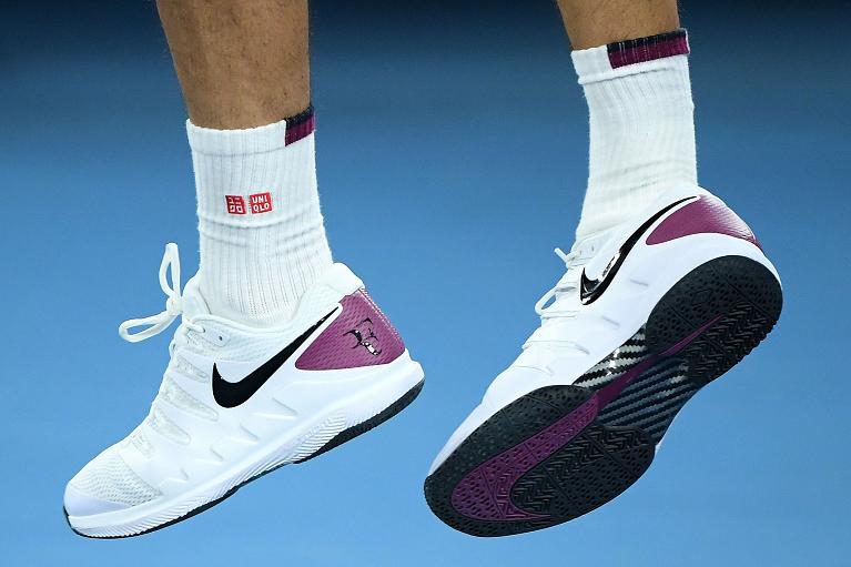 I piedi sempre leggere di Federer con le scarpe intonate alla divisa