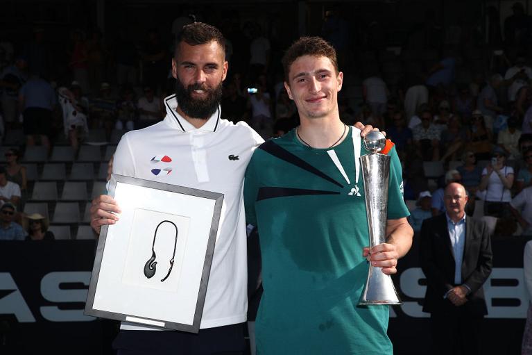 Ugo Humbert alza il trofeo di Auckland nella cerimonia di premiazione con lo sconfitto Benoit Paire