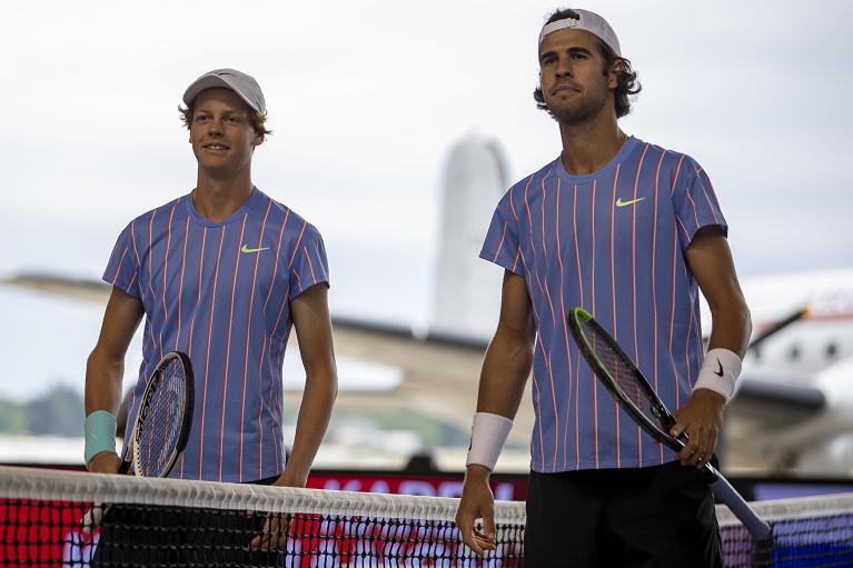 Jannik Sinner con Karen Khachanov a Berlino