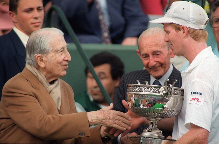  Jim Courier vincitore a Parigi nel 1992 premiato da Rene Lacoste