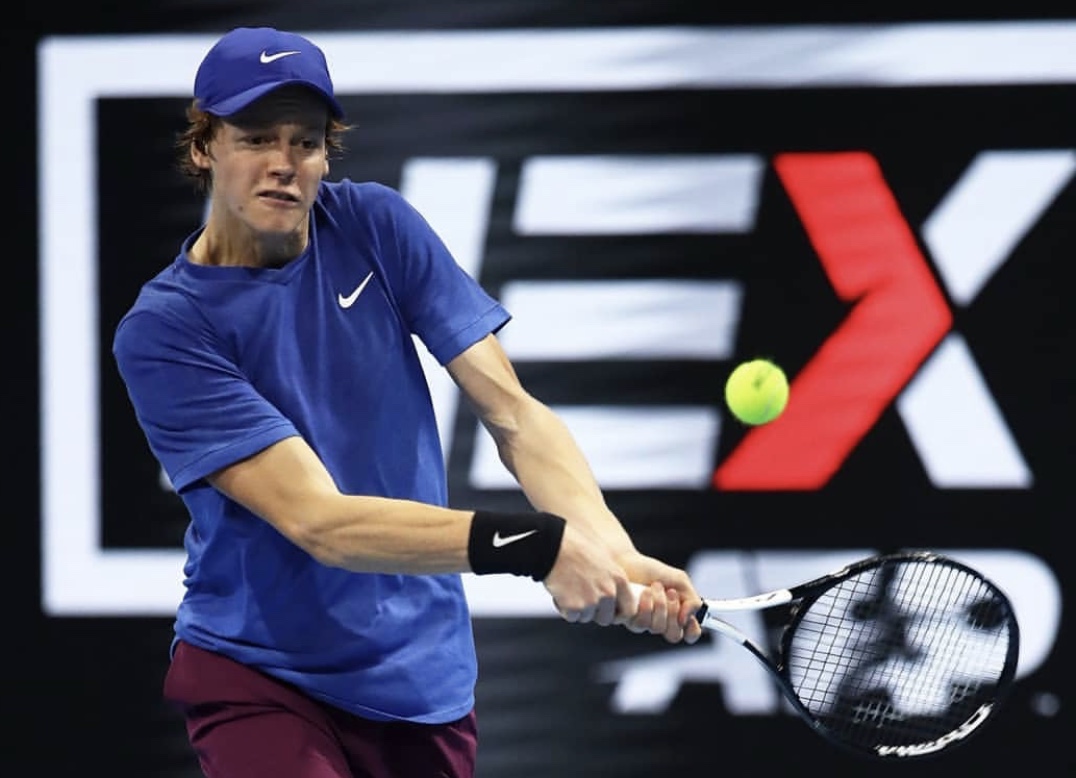 Sinner guarda avanti Sinner guarda avanti