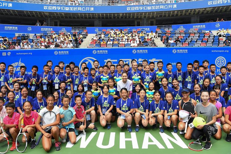 Li Na con raccattapalle e volontari del torneo Wta di Wuhan