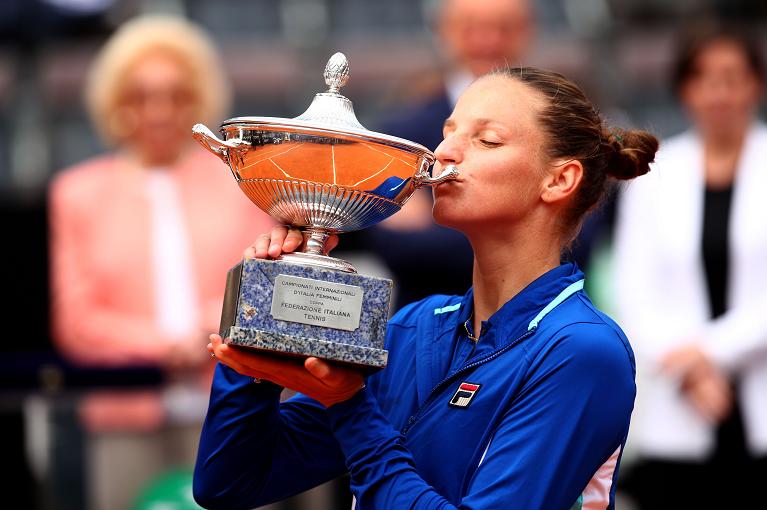 Karolina Pliskova con il trofeo degli IBI 19