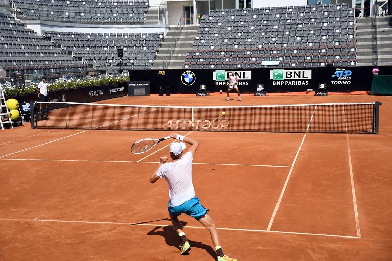 Jannik Sinner gioca un set di allenamento con Rafael Nadal sul campo centrale del Foro Italico