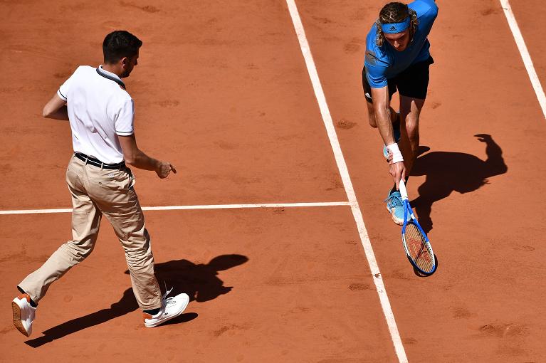 Stefanos Tsitsipas controlla un segno dubbio