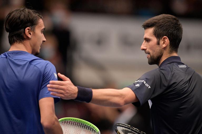 Lorenzo Sonego e Novak Djokovic a Vienna (foto Getty Images)
