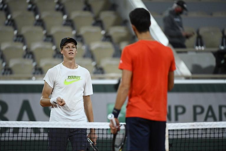 Sinner si allena con Djokovic al Roland Garros