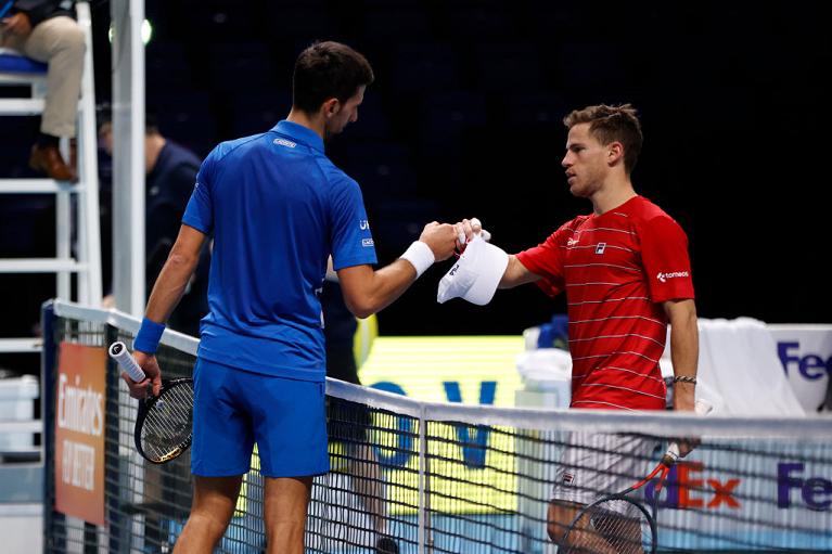 Il saluto tra Novak Djokovic e Diego Schwartzman (foto Getty Images)