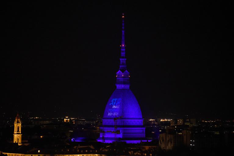La Mole Antonelliana illuminata con il logo delle ATP Finals