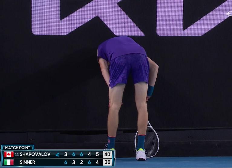 Jannik Sinner stanchissimo al momento del match point per Shapovalov