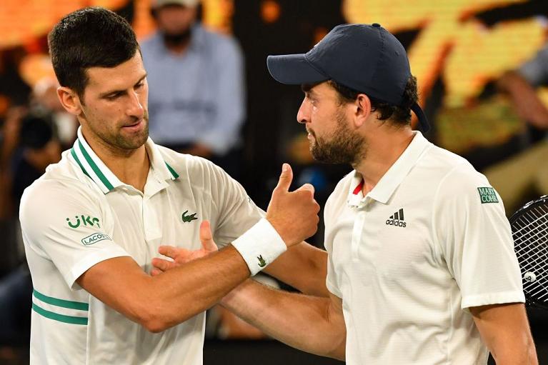 Novak Djokovic e Aslan Karatsev